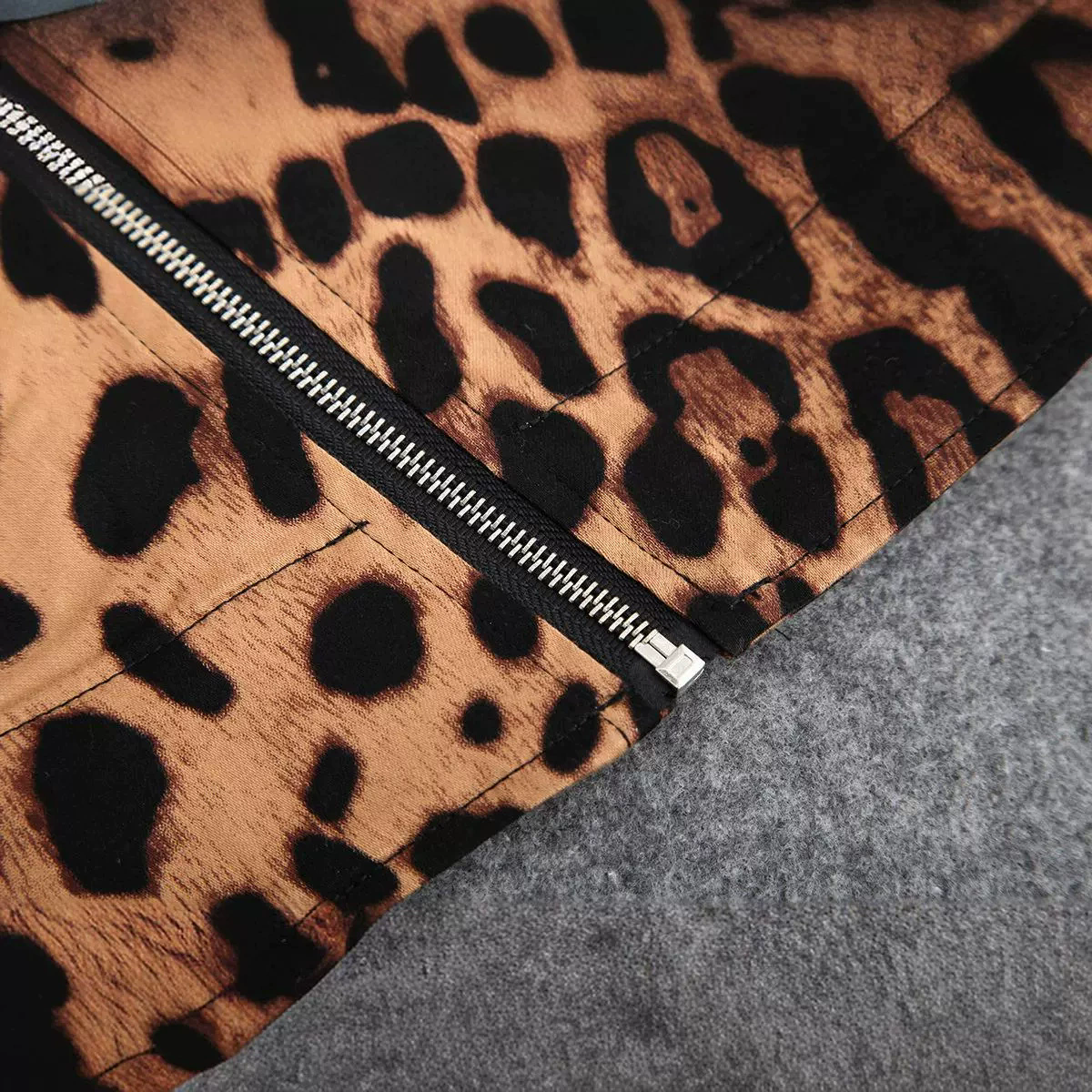 Stylish Women's Plus Size Leopard Zip-Up Jacket – Short, Figure-Flattering, Multi-Zipper Details & Eye-Catching Print – Ideal for Casual & Party Looks, Making a Bold Statement